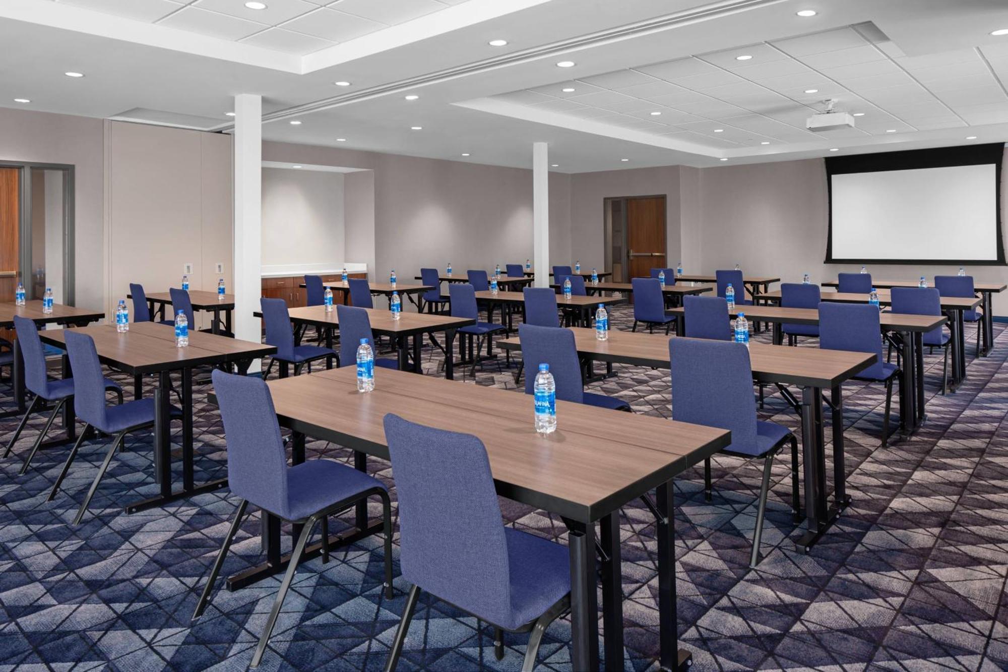 Courtyard By Marriott Lansing Downtown Hotel Exterior foto