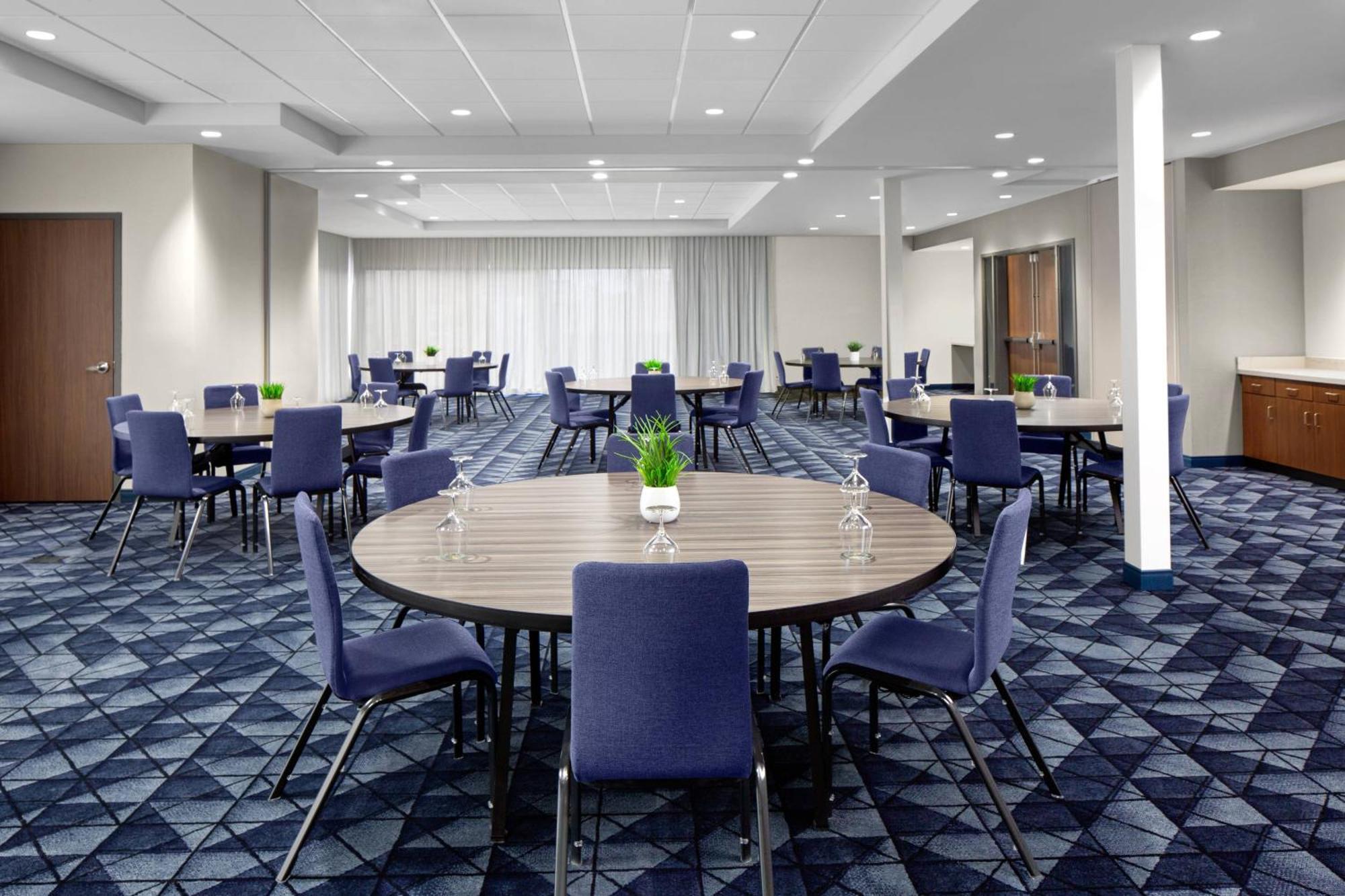 Courtyard By Marriott Lansing Downtown Hotel Exterior foto