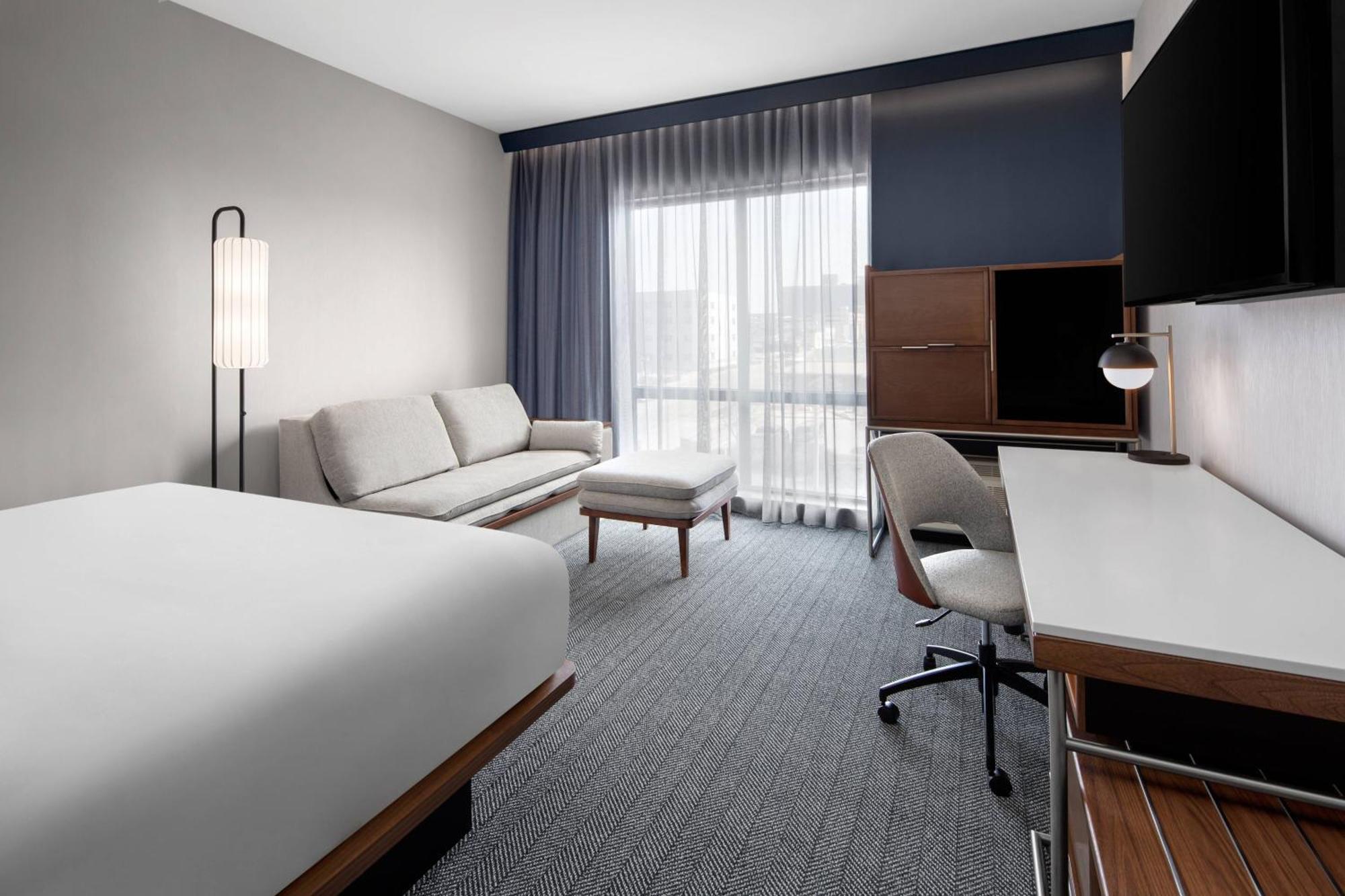 Courtyard By Marriott Lansing Downtown Hotel Exterior foto