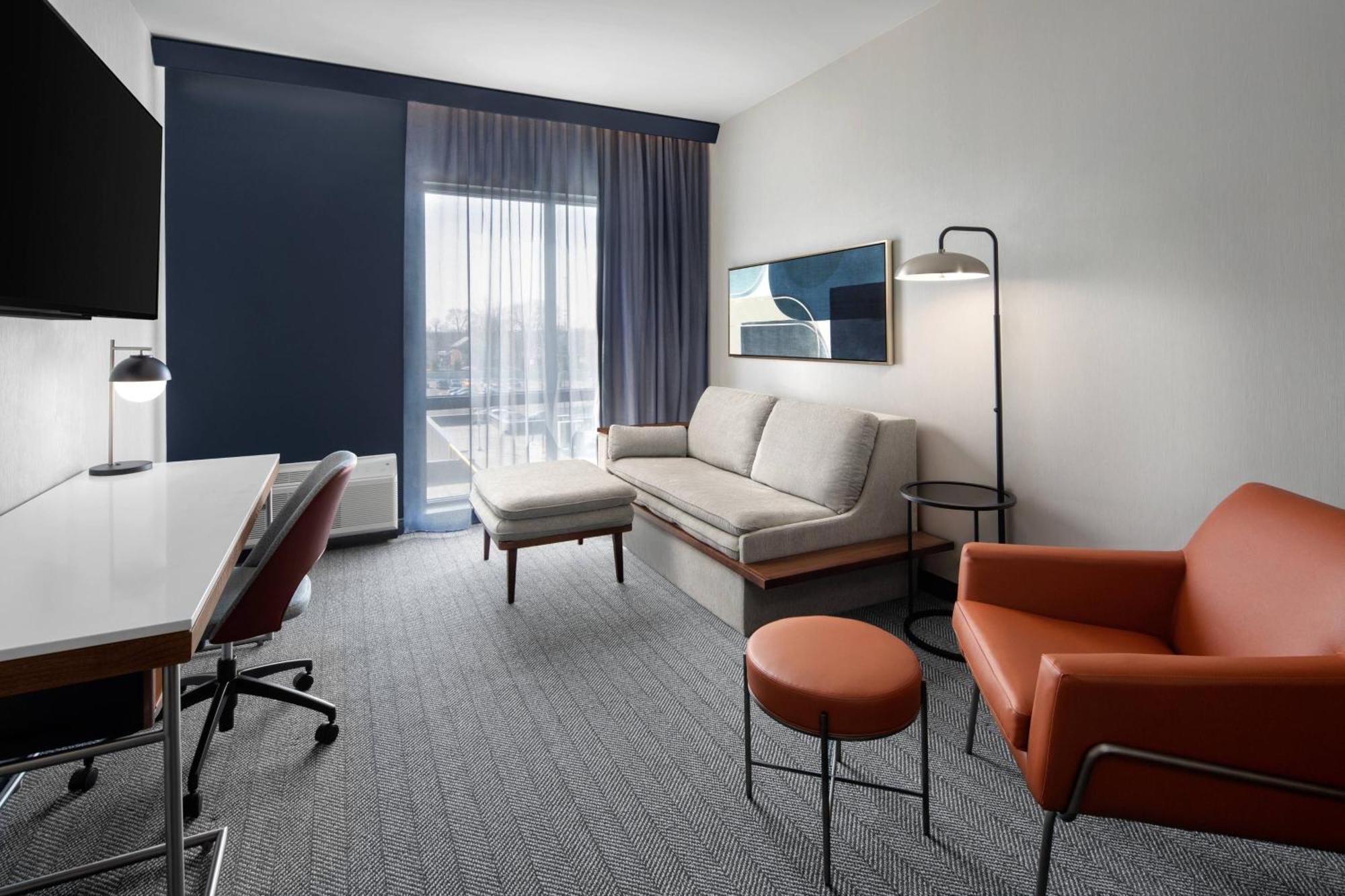 Courtyard By Marriott Lansing Downtown Hotel Exterior foto